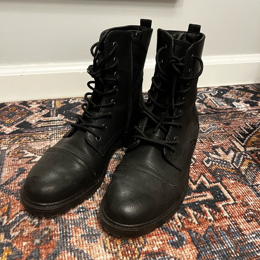 Black target combat boots zip up